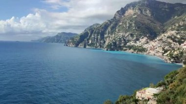 Positano, Campania, İtalya 20 Ocak 2025: Amalfi Sahili 'nin en güzel ve ünlü köylerinden birine kış bakışı