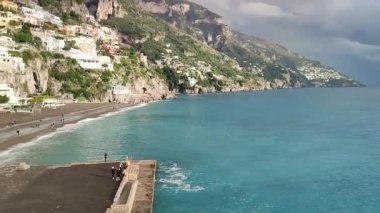 Positano, Campania, İtalya 20 Ocak 2025: Amalfi Sahili 'nin en güzel ve ünlü köylerinden birine kış bakışı