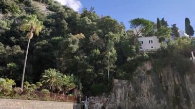 Positano, Campania, İtalya 20 Ocak 2025: Vallone Porto Nehri 'nin denize döküldüğü Amalfi Sahili boyunca Arienzo Sahili kışı manzarası