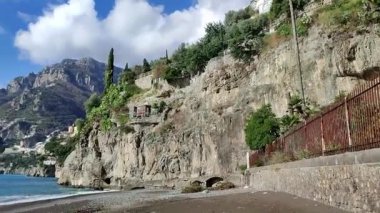 Positano, Campania, İtalya 20 Ocak 2025: Vallone Porto Nehri 'nin denize döküldüğü Amalfi Sahili boyunca Arienzo Sahili kışı manzarası