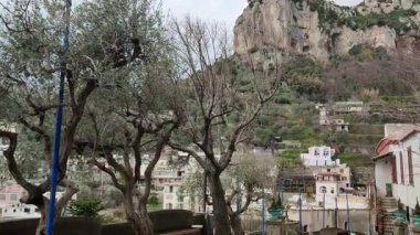 Positano, Campania, İtalya 20 Ocak 2025: Positano 'ya bakan Montepertuso köyünün kış manzarası ve Amalfi Sahili' nin bir kısmı