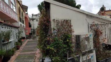 Positano, Campania, İtalya 20 Ocak 2025: Positano 'ya bakan Montepertuso köyünün kış manzarası ve Amalfi Sahili' nin bir kısmı