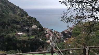 Positano, Campania, İtalya 20 Ocak 2025: Positano 'ya bakan Montepertuso köyünün kış manzarası ve Amalfi Sahili' nin bir kısmı