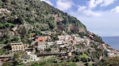 Positano, Campania, İtalya 20 Ocak 2025: Positano 'ya bakan Montepertuso köyünün kış manzarası ve Amalfi Sahili' nin bir kısmı