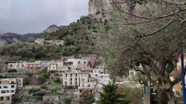 Positano, Campania, İtalya 20 Ocak 2025: Positano 'ya bakan Montepertuso köyünün kış manzarası ve Amalfi Sahili' nin bir kısmı