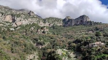 Positano, Campania, İtalya 20 Ocak 2025: Positano 'ya bakan Montepertuso köyünün kış manzarası ve Amalfi Sahili' nin bir kısmı