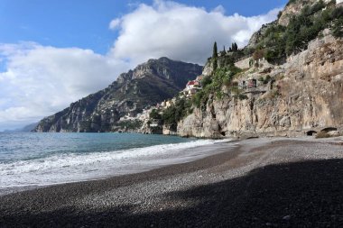 Positano, Campania, İtalya 20 Ocak 2025: Vallone Porto Nehri 'nin denize döküldüğü Amalfi Sahili boyunca Arienzo Sahili kışı manzarası