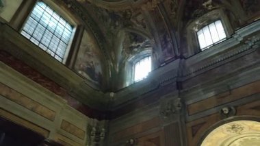 Napoli, Campania, İtalya 24 Aralık 2024: 17. yüzyıl San Ferdinando Kilisesi Piazza Trieste e Trento