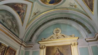 Napoli, Campania, İtalya 24 Aralık 2024: Santa Brigida Via 'daki 17. yüzyıl Santa Brigida Kilisesi