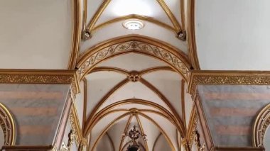 Napoli, Campania, İtalya - 31 Aralık 2024: Angevins tarafından 13. yüzyılda kurulan San Domenico Maggiore Bazilikası