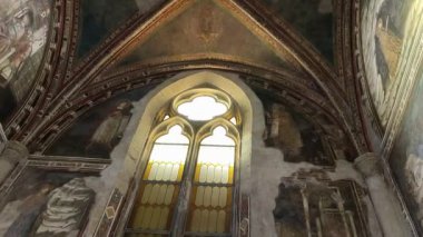 Napoli, Campania, İtalya - 31 Aralık 2024: Angevins tarafından 13. yüzyılda kurulan San Domenico Maggiore Bazilikası