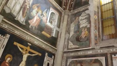 Napoli, Campania, İtalya - 31 Aralık 2024: Angevins tarafından 13. yüzyılda kurulan San Domenico Maggiore Bazilikası