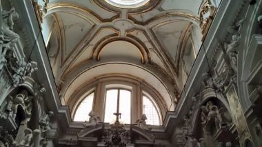 Napoli, Campania, İtalya - 31 Aralık 2024: Angevins tarafından 13. yüzyılda kurulan San Domenico Maggiore Bazilikası