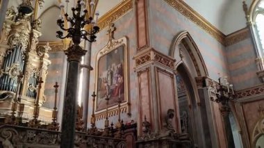 Napoli, Campania, İtalya - 31 Aralık 2024: Angevins tarafından 13. yüzyılda kurulan San Domenico Maggiore Bazilikası