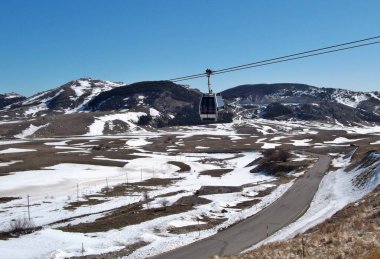 Roccaraso, L 'Aquila, Abruzzo, İtalya 15 Mart 2019: 160 km' lik yamaç ve 36 kayak asansörüyle orta ve güney İtalya 'daki en büyük kayak merkezinin görüntüsü