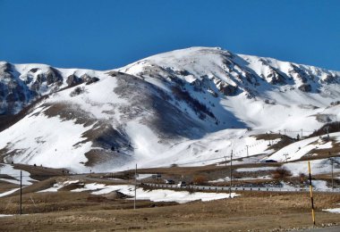 Roccaraso, L 'Aquila, Abruzzo, İtalya 15 Mart 2019: 160 km' lik yamaç ve 36 kayak asansörüyle orta ve güney İtalya 'daki en büyük kayak merkezinin görüntüsü