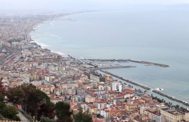 Salerno, Campania, İtalya 8 Şubat 2025: Bonadies Dağı 'ndaki Arechi Kalesi' nden şehre ve Salerno Körfezi 'ne bakan panoramik manzara