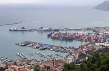 Salerno, Campania, İtalya 8 Şubat 2025: Bonadies Dağı 'ndaki Arechi Kalesi' nden şehre ve Salerno Körfezi 'ne bakan panoramik manzara