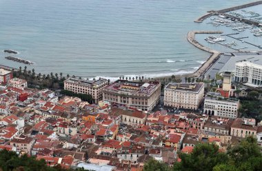 Salerno, Campania, İtalya 8 Şubat 2025: Bonadies Dağı 'ndaki Arechi Kalesi' nden şehre ve Salerno Körfezi 'ne bakan panoramik manzara