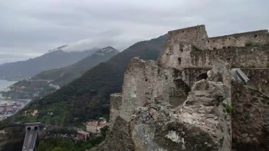 Salerno, Campania, İtalya 8 Şubat 2025: Bonadies Dağı 'ndaki Arechi Kalesi' nden şehre ve Salerno Körfezi 'ne bakan panoramik manzara