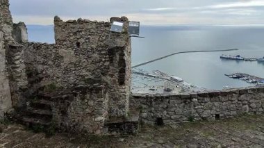 Salerno, Campania, İtalya 8 Şubat 2025: Bonadies Dağı 'ndaki Arechi Kalesi' nden şehre ve Salerno Körfezi 'ne bakan panoramik manzara