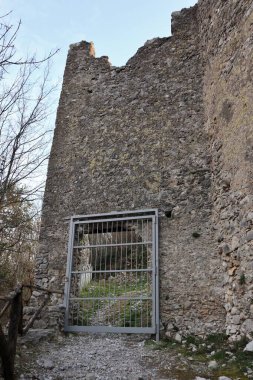 Mercato San Severino, Campania, İtalya 11 Şubat 2025: İtalya 'nın en büyük ortaçağ kalelerinden biri olan Sanseverino Kalesi' nin kalıntıları 11. yüzyıldan itibaren art arda inşa edilen üç kaleden oluşmaktadır.