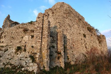 Mercato San Severino, Campania, İtalya 11 Şubat 2025: İtalya 'nın en büyük ortaçağ kalelerinden biri olan Sanseverino Kalesi' nin kalıntıları 11. yüzyıldan itibaren art arda inşa edilen üç kaleden oluşmaktadır.