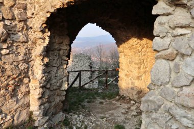 Mercato San Severino, Campania, İtalya 11 Şubat 2025: İtalya 'nın en büyük ortaçağ kalelerinden biri olan Sanseverino Kalesi' nin kalıntıları 11. yüzyıldan itibaren art arda inşa edilen üç kaleden oluşmaktadır.