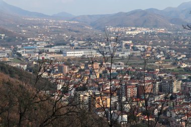 Mercato San Severino, Campania, İtalya 11 Şubat 2025: İtalya 'nın en büyük ortaçağ kalelerinden biri olan Sanseverino Kalesi' nin kalıntıları 11. yüzyıldan itibaren art arda inşa edilen üç kaleden oluşmaktadır.