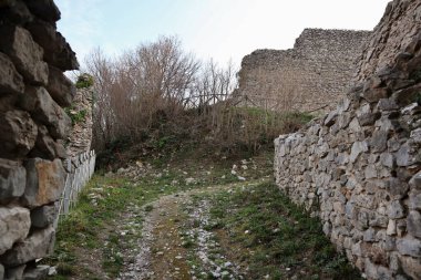 Mercato San Severino, Campania, İtalya 11 Şubat 2025: İtalya 'nın en büyük ortaçağ kalelerinden biri olan Sanseverino Kalesi' nin kalıntıları 11. yüzyıldan itibaren art arda inşa edilen üç kaleden oluşmaktadır.