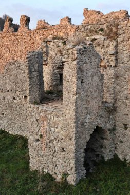 Mercato San Severino, Campania, İtalya 11 Şubat 2025: İtalya 'nın en büyük ortaçağ kalelerinden biri olan Sanseverino Kalesi' nin kalıntıları 11. yüzyıldan itibaren art arda inşa edilen üç kaleden oluşmaktadır.