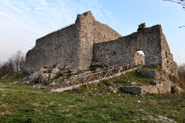 Mercato San Severino, Campania, İtalya 11 Şubat 2025: İtalya 'nın en büyük ortaçağ kalelerinden biri olan Sanseverino Kalesi' nin kalıntıları 11. yüzyıldan itibaren art arda inşa edilen üç kaleden oluşmaktadır.