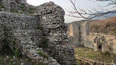 Mercato San Severino, Campania, İtalya 11 Şubat 2025: İtalya 'nın en büyük ortaçağ kalelerinden biri olan Sanseverino Kalesi' nin kalıntıları 11. yüzyıldan itibaren art arda inşa edilen üç kaleden oluşmaktadır.