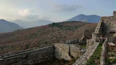 Mercato San Severino, Campania, İtalya 11 Şubat 2025: İtalya 'nın en büyük ortaçağ kalelerinden biri olan Sanseverino Kalesi' nin kalıntıları 11. yüzyıldan itibaren art arda inşa edilen üç kaleden oluşmaktadır.