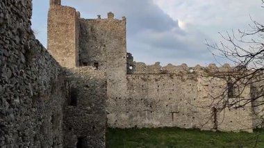 Mercato San Severino, Campania, İtalya 11 Şubat 2025: İtalya 'nın en büyük ortaçağ kalelerinden biri olan Sanseverino Kalesi' nin kalıntıları 11. yüzyıldan itibaren art arda inşa edilen üç kaleden oluşmaktadır.