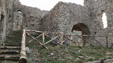 Mercato San Severino, Campania, İtalya 11 Şubat 2025: İtalya 'nın en büyük ortaçağ kalelerinden biri olan Sanseverino Kalesi' nin kalıntıları 11. yüzyıldan itibaren art arda inşa edilen üç kaleden oluşmaktadır.