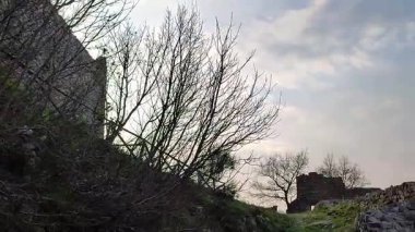 Mercato San Severino, Campania, İtalya 11 Şubat 2025: İtalya 'nın en büyük ortaçağ kalelerinden biri olan Sanseverino Kalesi' nin kalıntıları 11. yüzyıldan itibaren art arda inşa edilen üç kaleden oluşmaktadır.