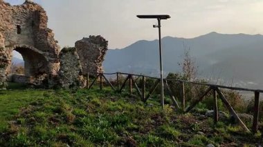 Mercato San Severino, Campania, İtalya 11 Şubat 2025: İtalya 'nın en büyük ortaçağ kalelerinden biri olan Sanseverino Kalesi' nin kalıntıları 11. yüzyıldan itibaren art arda inşa edilen üç kaleden oluşmaktadır.