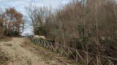 Mercato San Severino, Campania, İtalya 11 Şubat 2025: İtalya 'nın en büyük ortaçağ kalelerinden biri olan Sanseverino Kalesi' nin kalıntıları 11. yüzyıldan itibaren art arda inşa edilen üç kaleden oluşmaktadır.