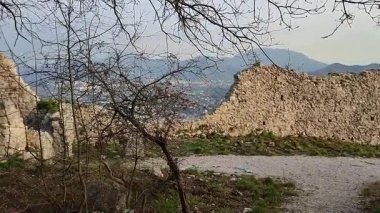Mercato San Severino, Campania, İtalya 11 Şubat 2025: İtalya 'nın en büyük ortaçağ kalelerinden biri olan Sanseverino Kalesi' nin kalıntıları 11. yüzyıldan itibaren art arda inşa edilen üç kaleden oluşmaktadır.