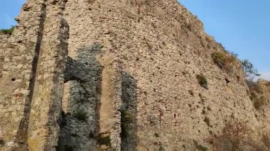 Mercato San Severino, Campania, İtalya 11 Şubat 2025: İtalya 'nın en büyük ortaçağ kalelerinden biri olan Sanseverino Kalesi' nin kalıntıları 11. yüzyıldan itibaren art arda inşa edilen üç kaleden oluşmaktadır.