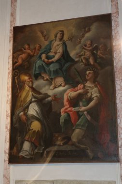 Napoli, Campania, İtalya 30 Ocak 2025: Paleo-Hıristiyan vakfından San Giovanni Maggiore Bazilikası, 1870 depreminden sonra şimdiki haliyle restore edildi.