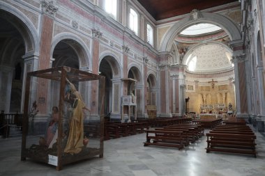 Napoli, Campania, İtalya 30 Ocak 2025: Paleo-Hıristiyan vakfından San Giovanni Maggiore Bazilikası, 1870 depreminden sonra şimdiki haliyle restore edildi.