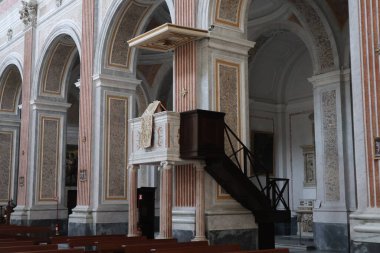 Napoli, Campania, İtalya 30 Ocak 2025: Paleo-Hıristiyan vakfından San Giovanni Maggiore Bazilikası, 1870 depreminden sonra şimdiki haliyle restore edildi.