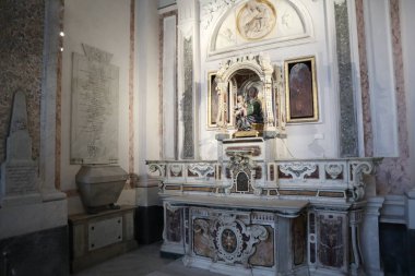 Napoli, Campania, İtalya 30 Ocak 2025: Paleo-Hıristiyan vakfından San Giovanni Maggiore Bazilikası, 1870 depreminden sonra şimdiki haliyle restore edildi.