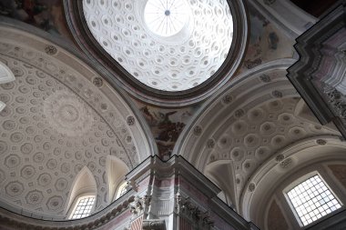 Napoli, Campania, İtalya 30 Ocak 2025: Paleo-Hıristiyan vakfından San Giovanni Maggiore Bazilikası, 1870 depreminden sonra şimdiki haliyle restore edildi.