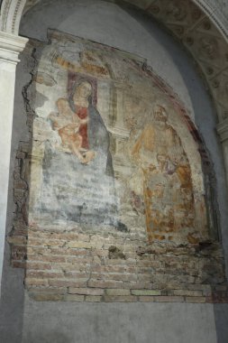 Napoli, Campania, İtalya 30 Ocak 2025: Paleo-Hıristiyan vakfından San Giovanni Maggiore Bazilikası, 1870 depreminden sonra şimdiki haliyle restore edildi.