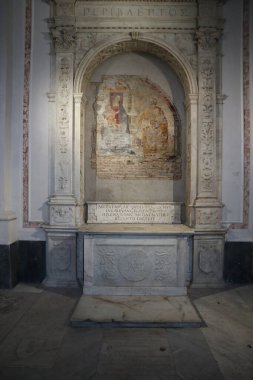 Napoli, Campania, İtalya 30 Ocak 2025: Paleo-Hıristiyan vakfından San Giovanni Maggiore Bazilikası, 1870 depreminden sonra şimdiki haliyle restore edildi.