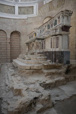 Napoli, Campania, İtalya 30 Ocak 2025: Paleo-Hıristiyan vakfından San Giovanni Maggiore Bazilikası, 1870 depreminden sonra şimdiki haliyle restore edildi.