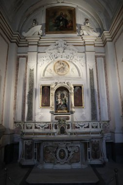 Napoli, Campania, İtalya 30 Ocak 2025: Paleo-Hıristiyan vakfından San Giovanni Maggiore Bazilikası, 1870 depreminden sonra şimdiki haliyle restore edildi.